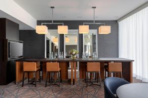 Uma TV ou centro de entretenimento em Crowne Plaza Geneva by IHG