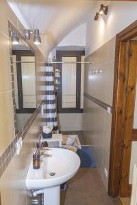 ein Bad mit einem weißen Waschbecken im Zimmer in der Unterkunft Centralissimo Trilocale su due piani - Flavio House in Sanremo
