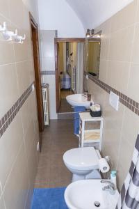 ein Badezimmer mit 2 Waschbecken und 2 WCs in der Unterkunft Centralissimo Trilocale su due piani - Flavio House in Sanremo