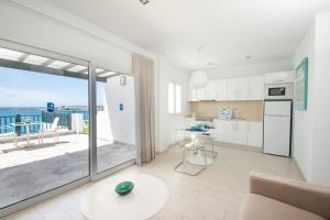 cocina y sala de estar con vistas al océano en Blancazul Los Clicos, en Playa Blanca