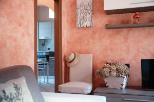 salon z pomarańczową ścianą w obiekcie Casa Paola - Downtown Cernobbio w mieście Cernobbio