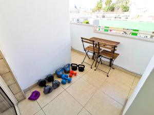 Zimmer mit Tisch, Stühlen und Schuhen auf dem Boden in der Unterkunft Central Square Nomadic Rooms in Larnaka