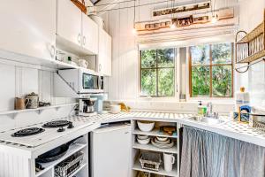 Gallery image of Baby Breezy Tree House in Demere Park