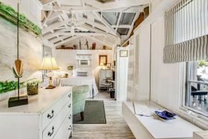 Gallery image of Baby Breezy Tree House in Demere Park +25 photos