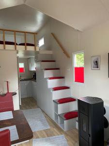 a room with a staircase with red and white risers at Ferienhaus Tiny Löwenzahn in Visselhövede