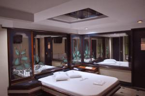 a room with two beds and a large mirror at Hotel Xanadu - Adults Only in Rio de Janeiro
