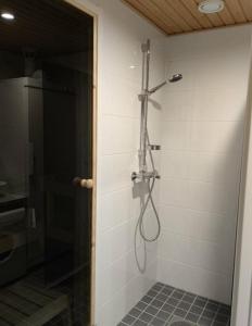 uma casa de banho com uma cabeça de chuveiro em Ski Studio Levi em Levi