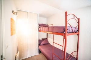 - une chambre avec 2 lits superposés dans l'établissement JASSE DE CAMARGUE 619 CLIM 20 MIN PLAGE IDEAL FAMILLE à Gallargues - COHÔTECONCIERGERIE La Grande Motte, à Gallargues-le-Montueux