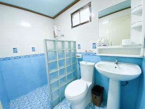 A bathroom at Bell House Resort