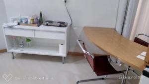 a desk and a table in a room at Flat com Sacada - Região Ibirapuera próximo vários Hospitais e UNIFESP in Sao Paulo