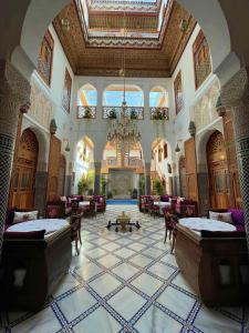 un'ampia hall con lampadario pendente in un edificio di Riad Marjana suites & Spa a Fes