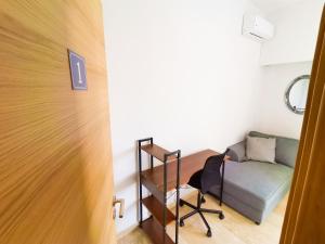 Zimmer mit Etagenbett und Sofa in der Unterkunft Central Square Nomadic Rooms in Larnaka