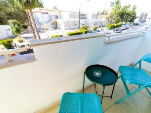einen Balkon mit 2 Stühlen und einem Tisch in der Unterkunft Central Square Nomadic Rooms in Larnaka