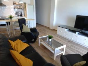 Televízia a/alebo spoločenská miestnosť v ubytovaní Apartamentos Medano - Marineda Medano