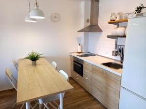 Kuchyňa alebo kuchynka v ubytovaní Apartamentos Medano - Marineda Medano