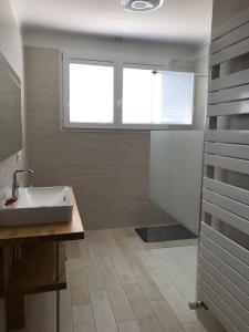 een badkamer met een wastafel en een raam bij Chambre d'hôtes à la campagne in Coings