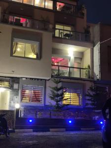 un edificio con luces azules delante de él en House Viola, en Imsouane