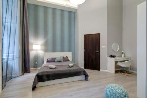 ブダペストにあるBG Riverside Downtownのベッドルーム1室(ベッド1台、デスク、椅子付)