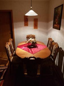 a dining room table and chairs with a red table cloth at Monteurwohnung Froeschlein 3 in Ilmenau