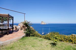 - une terrasse couverte avec vue sur l'océan dans l'établissement Villa Rocce Rosse, à Panarea