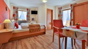 拉姆紹的住宿－海本勒根旅館，一间卧室配有一张床、一张桌子和一张桌子
