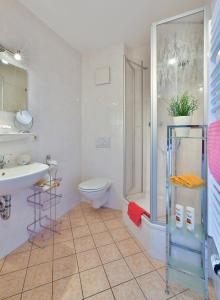 uma casa de banho com um chuveiro, um WC e um lavatório. em Gästehaus Heißenlehen em Ramsau