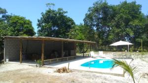 ein Haus mit einem Pool und einem Pavillon in der Unterkunft RECANTO DE ZEZE in Ilhéus