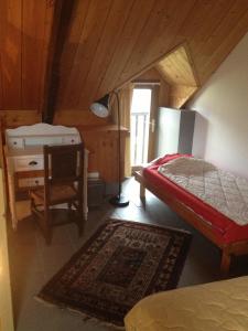 Quemper-GuézennecにあるLes Chambres d'hôtes d'Adèleのベッドルーム(ベッド1台、デスク、ランプ付)