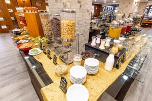 una línea de buffet con platos y comida en una mesa en Sonesta Hotel Loja, en Loja