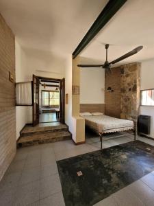 um quarto com uma cama e uma ventoinha de tecto em Casona de campo em Santa María