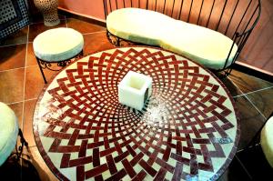 Luxury Riad Saad Fes- Apart في فاس: طاولة عليها شمعة
