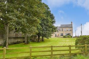 una casa con una valla delante de un patio en Ardkeen House B&B en Ardkeen