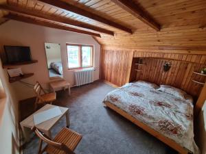 - une chambre avec un lit dans une pièce en bois dans l'établissement Casa David, à Sinaia