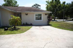 a driveway in front of a house at Beautiful large bedroom in Orlando