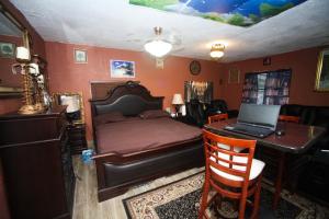 a bedroom with a bed and a desk with a laptop at Beautiful large bedroom in Orlando