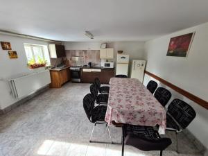 une chambre avec une table et des chaises ainsi qu'une cuisine dans l'établissement Casa David, à Sinaia