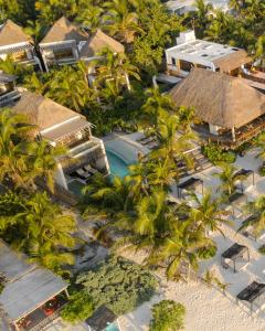 una vista aerea di un resort con piscina e palme di Hotel Ma'xanab Tulum a Tulum