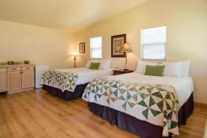 Llit o llits en una habitació de The Islander Inn