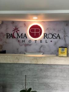 Hotel Palma Rosa Medellin في ميديلين: علامة على جدار في المطعم