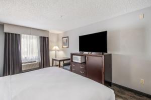 Uma TV ou centro de entretenimento em Red Lion Inn & Suites at Olympic National Park