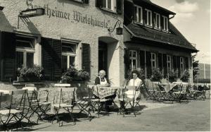 duas mulheres sentadas numa mesa fora de um edifício em Sontheimer Wirtshäusle em Sontheim im Stubental