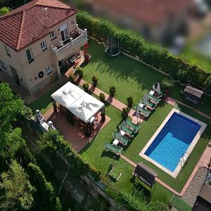 Bazén v ubytování Holiday Home Cardona nebo v jeho okolí