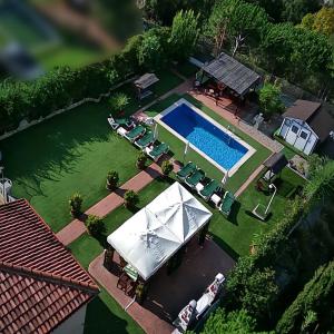 Bazén v ubytování Holiday Home Cardona nebo v jeho okolí