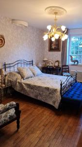 - une chambre avec un lit et une salle à manger dans l'établissement La Villa Saint Martin, à Cournon