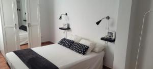 セビリアにあるCristinas Palaceのベッドルーム1室(ベッド1台、壁にランプ2つ付)