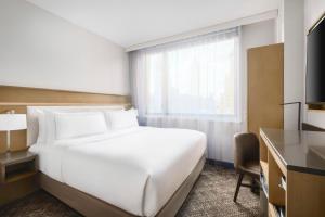 Una cama o camas en una habitación de DoubleTree by Hilton New York Times Square South
