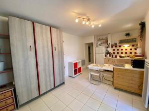 Una cocina con armarios y una mesa dentro. en Chez Ulysse, en La Londe-les-Maures