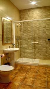 La salle de bains est pourvue d'une douche, d'un lavabo et de toilettes. dans l'établissement Casa Rural Sierra de las Nieves, à Yunquera