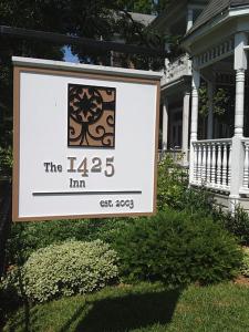 um sinal para a pousada em frente a uma casa em The 1425 Inn em Columbia