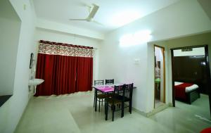 Foto dalla galleria di TrueLife Homestays - Alamelu Avenue - Fully Furnished AC 2BHK Apartments in Tirupati - Walkable to Restaurants & Super Market - Fast WiFi - Kitchen - Easy access to Airport, Railway Station, Sri Padmavathi & Tirumala Temple a Tirupati